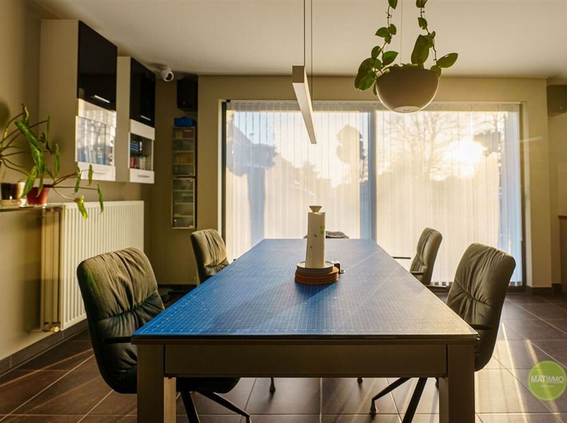 *** IN OPTIE ***<br />
Energiezuinig gelijkvloers appartement met 2 slaapkamers<br />
Dit prachtig appartement van 105m² bevindt zich in Mol-Donk en b