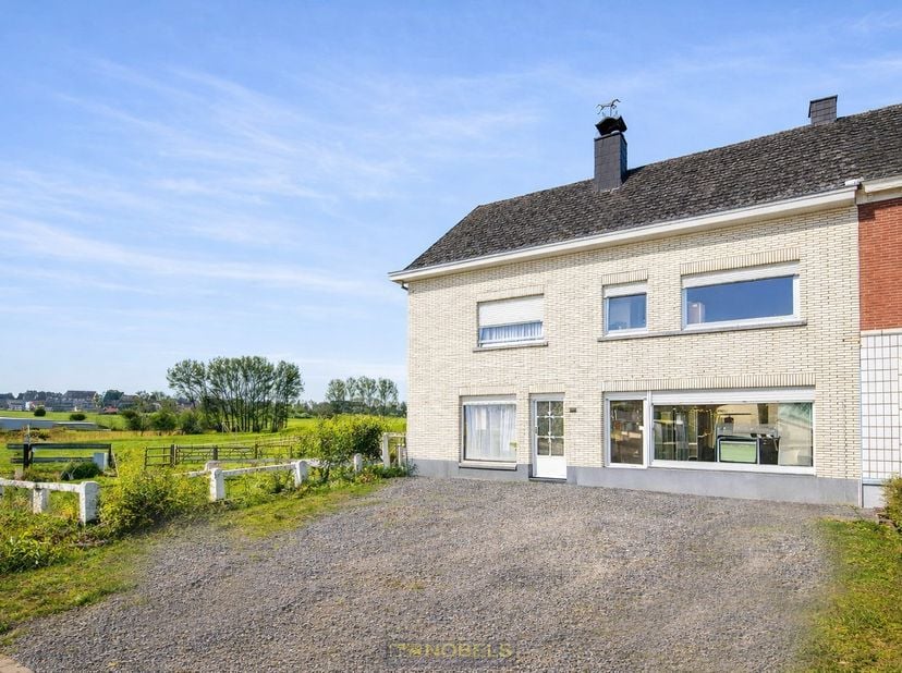 VEELZIJDIG PAND MET COMMERCIËLE MOGELIJKHEDEN en een vlotte verbinding tussen Brakel en Ronse. Deze RUIME EIGENDOM deed jarenlang dienst als slagerij