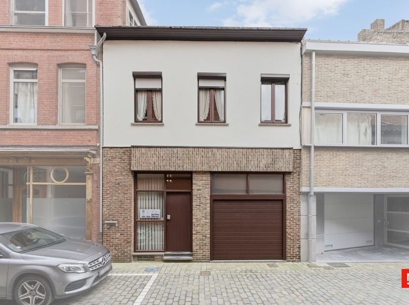In het centrum van Wervik, op wandelafstand van winkels, scholen en openbaar vervoer, bevindt zich deze eigendom. Het pand is vrijgesteld van renovati