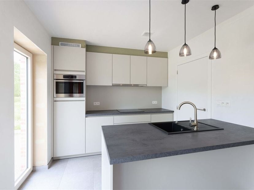Moderne en energiezuinige woning met 3 slaapkamers in een rustige woonomgeving<br />
Omgeving:<br />
+ Gelegen in een rustige en doodlopende straat me