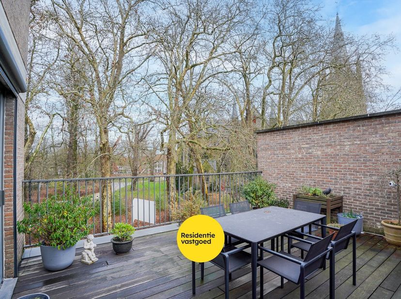 Aan het iconische Koningin Astridpark, in het historische centrum van Brugge, bevindt zich dit hoogwaardig afgewerkt appartement op de tweede verdiepi