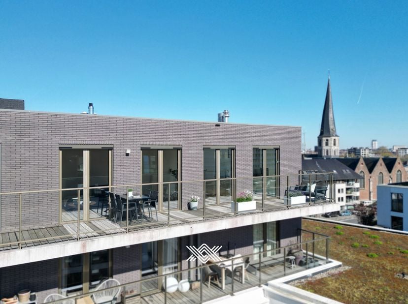 Dit appartement met drie slaapkamers is gelegen op de zesde verdieping van de residentie Dunant Gardens, nabij het historisch stadscentrum van Gent. D