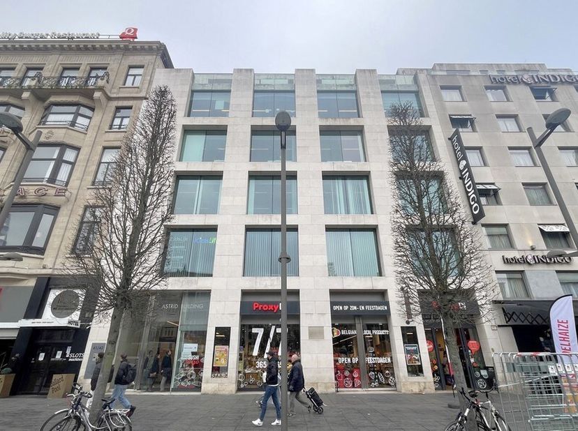 341m² kantoorruimte op 3de verdieping met privatief terras<br />
Ligging: aan Centraal Station; bus/tram/metro vlakbij<br />
Specificaties: aluminium