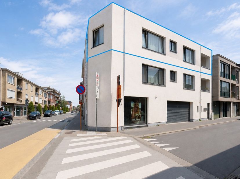 Dit ruim appartement is gelegen op de bovenste verdieping van een kleinschalige residentie, gelegen nabij het centrum van Sint-Niklaas en diverse faci