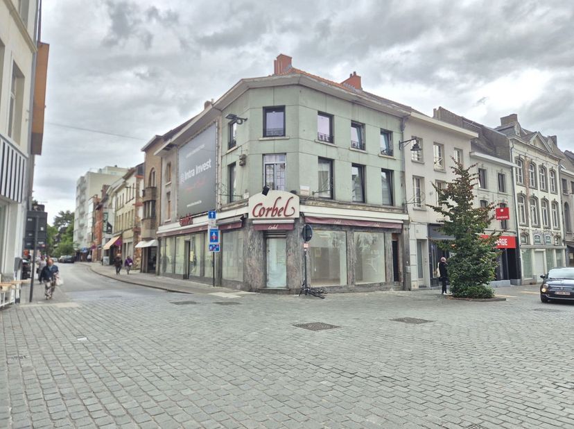 Bien professionnel à louer
                    à 9300 Aalst