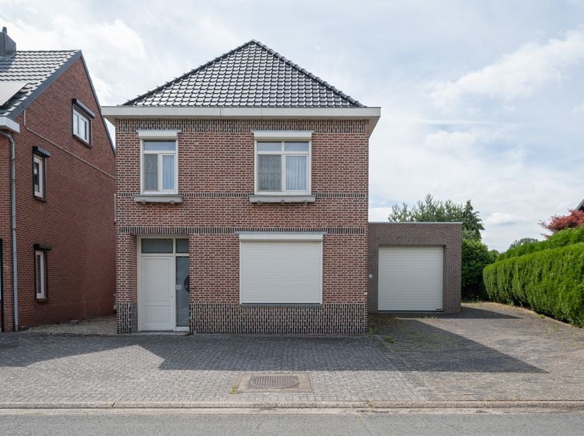 DEELS GERENOVEERDE WONING TE GROTE HEIDE - <br />
<br />
Mooie, gedeeltelijk gerenoveerde woning met 3 slaapkamers op een perceel van 587 m² te Grote