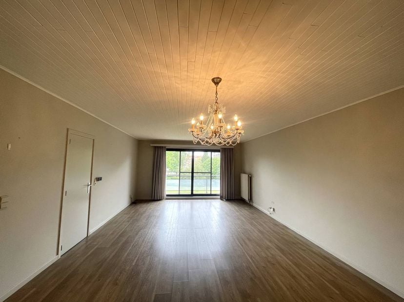 Vous recherchez un appartement spacieux et lumineux dans un endroit calme mais central à Hasselt ? Cet appartement bien entretenu situé à Vlindersstra
