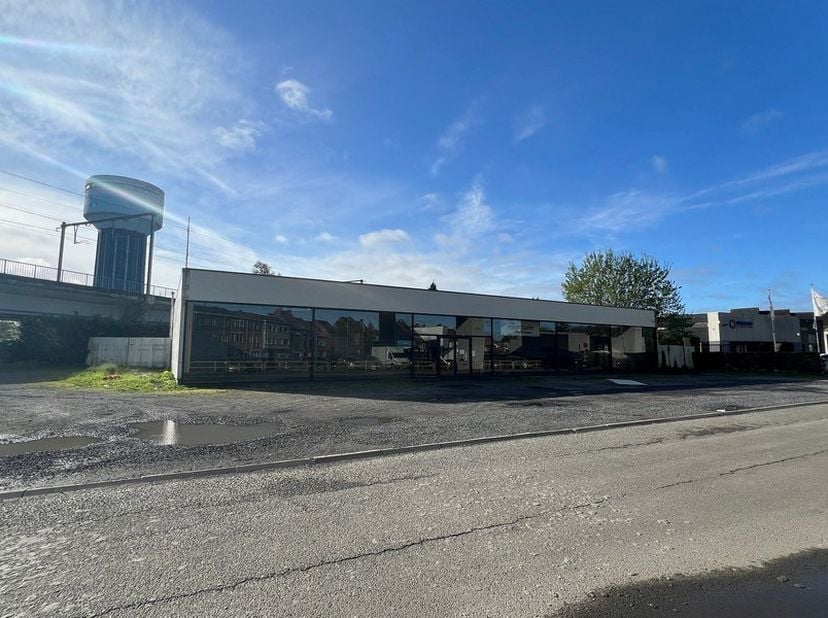 Cherchez-vous un magasin à louer à Gentbrugge dans un emplacement facile d'accès? Découvrez cet espace commercial spacieux près du P+R Gentbrugge et d