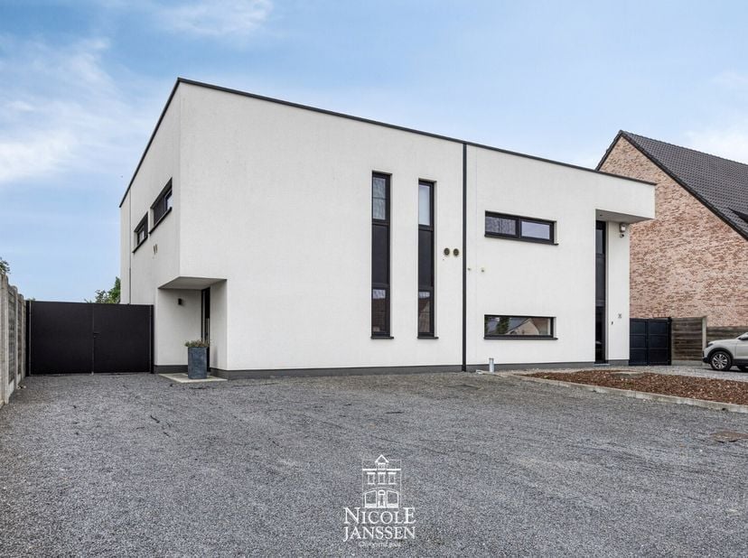Halfvrijstaande, instapklare en ruim ingedeelde gezinswoning met vier slaapkamers, ruim leefgedeelte en praktisch bijgebouw in de tuin. Deze bijzonder