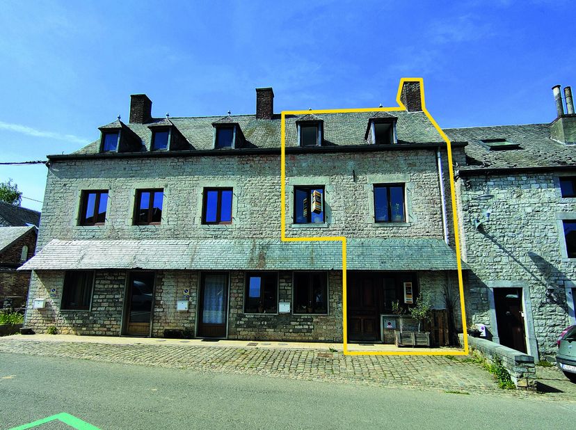 Groupe Arcade Dinant nodigt u uit om een bod te doen vanaf € 198.000 op deze natuurstenen woning met garage en tuin gelegen in het dorpje Falaën (1x v