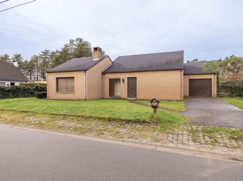 Maison basse de 3 chambres à coucher située au calme au 11a 78ca<br />
Située au calme mais proche du centre de Wechelderzande avec toutes les facilit