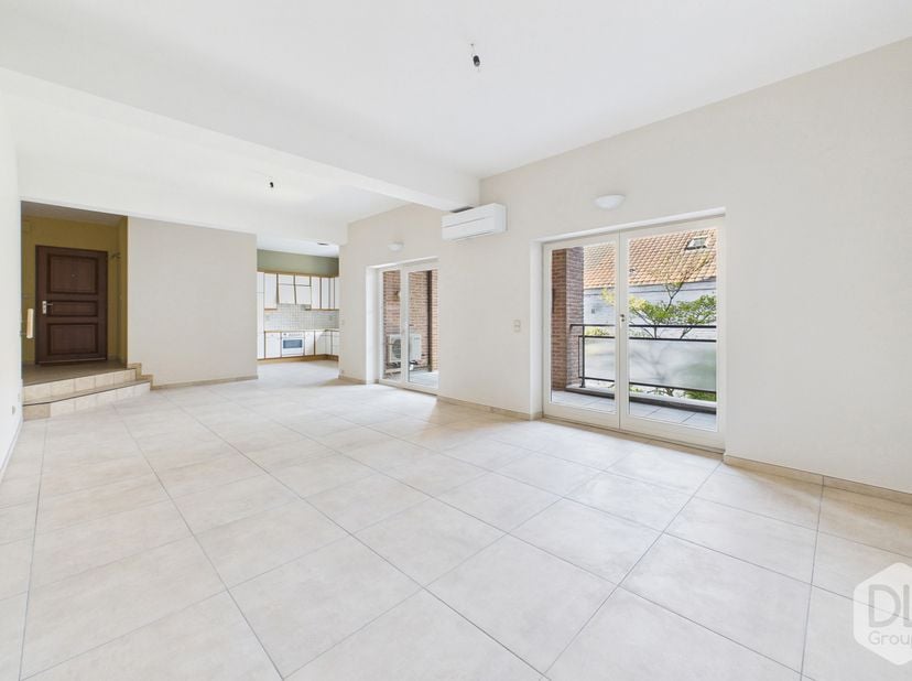 Gelegen op de tweede verdieping met lift, bestaat dit appartement uit een inkomhal die toegang geeft tot een ruime leefruimte van 51 m² met open keuke