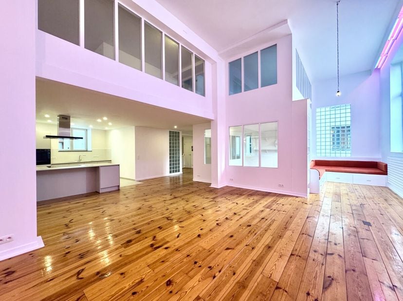 Op een steenworp afstand van het prestigieuze Grand Sablon-plein ligt deze opmerkelijke loft van 248 m² (volgens PEB) op de eerste verdieping van een