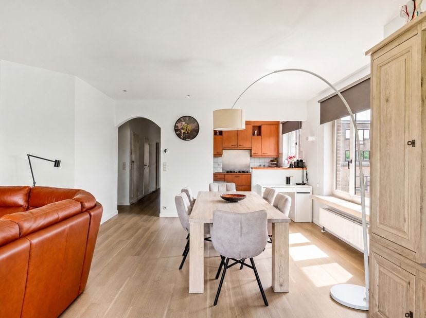Gerenoveerd energie-efficiënt hoekappartement met 2 slaapkamers, zonnig terras en ruime garagebox nabij het centrum van Brasschaat<br />
<br />
PRIJS