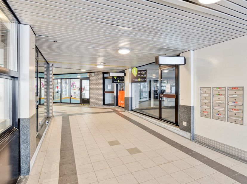 Deze handelsruimtes zijn gunstig gelegen in de gezellige galerij "Laarcenter", een toplocatie in het centrum van Mol. De galerij kent de voorbije jare