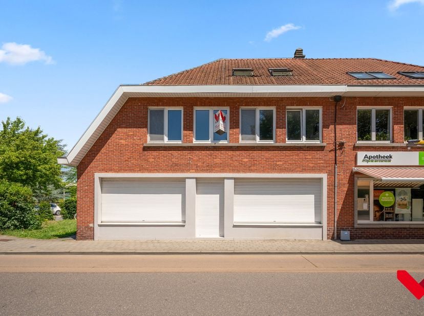 Welkom in Kessel-Lo! Dit charmante duplexappartement geniet van een uitstekende ligging vlak bij het centrum van Leuven. Winkels, scholen, openbaar ve