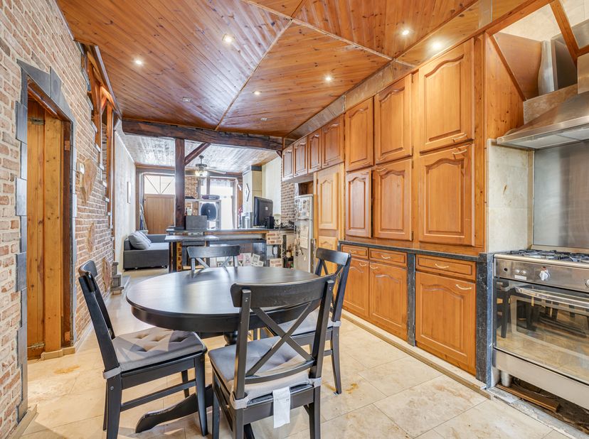 *** TE KOOP *** Edingen - Charmant karakteristiek huis met twee gevels van ca. 135 m² met 4 slaapkamers en 3 badkamers, ideaal gelegen in Enghien, vla