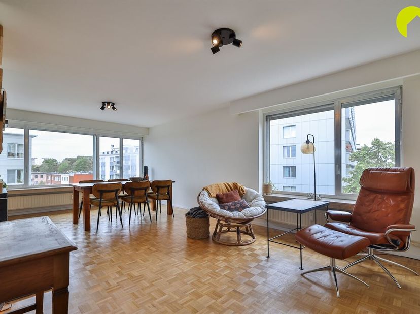 Op de grens Borgerhout/Berchem; in de gegeerde "Groenenhoek", vinden we dit lichtrijk hoekappartement.<br />
Met tal van restaurants, koffiebars en wi