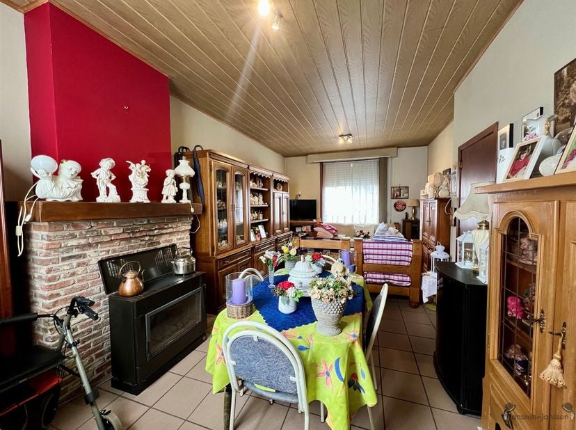 Maison à rénover dans le centre de Hamme.<br />
Cette propriété dispose de deux chambres spacieuses et d'une salle de bain. L'espace de vie comprend