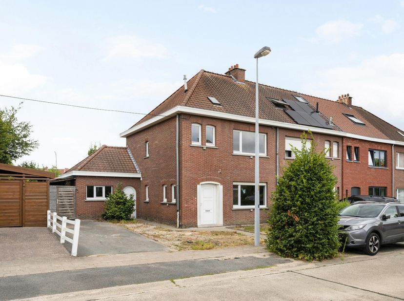 Halfopen bebouwing met 3 slaapkamers en zonnige tuin in Lauwe<br />
<br />
Op zoek naar een woning met ruimte, een mooie tuin en mogelijkheden om er v