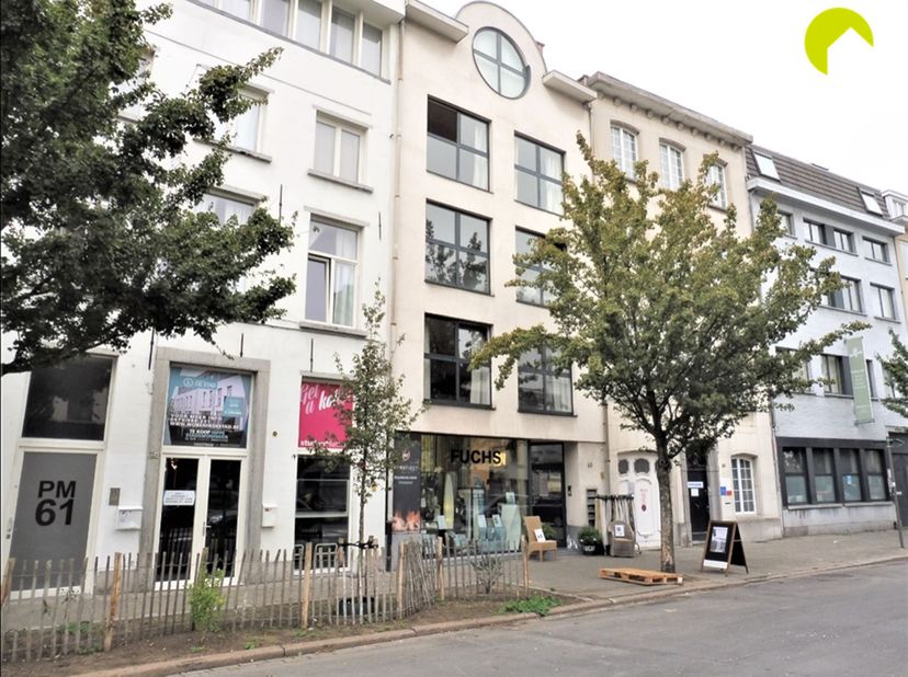 Ruime handelszaak (ca. 210m²) op een super interessante locatie in centrum Antwerpen, de Paardenmarkt! Het pand beschikt over een raambreedte van 5m70