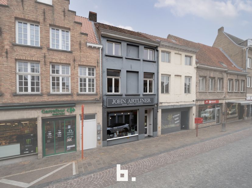 Op het einde van de Smedenstraat bevindt zich dit instapklare kantoorgebouw met een polyvalente indeling over drie verdiepingen.<br />
Gelijkvloers: t