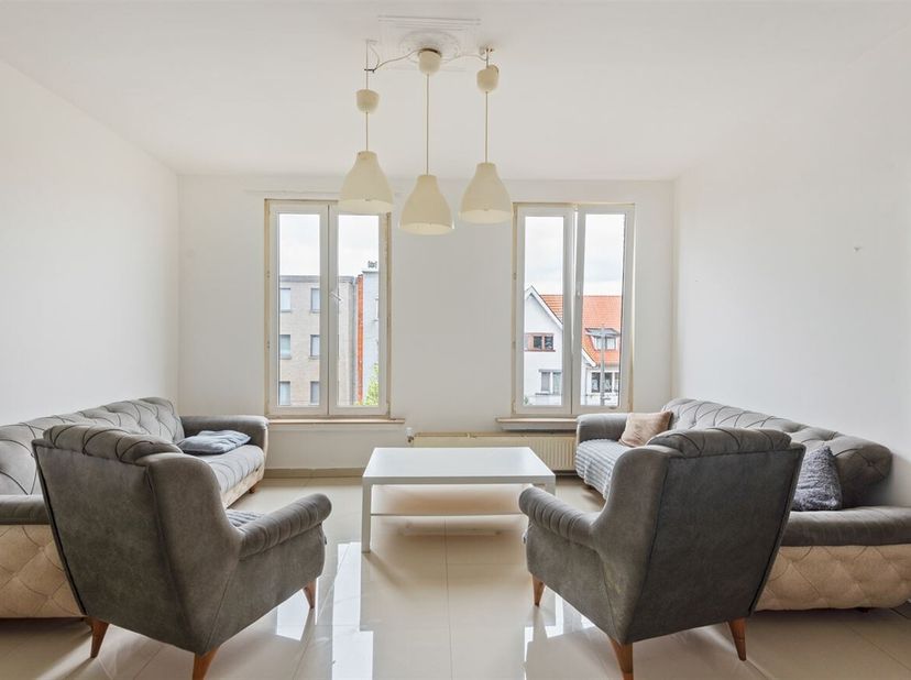 Appartement met 1 slaapkamer te koop in Hoboken<br />
Ligging:<br />
Dit pand is gunstig gelegen aan de Sint-Bernardsesteenweg in het hart van Hoboken