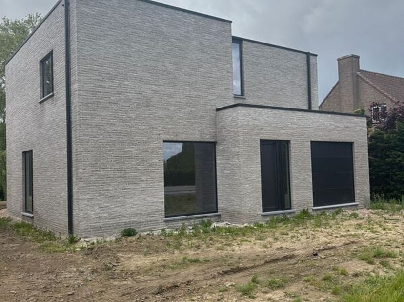 Gelegen in het gehucht van Zonnebeke, de 'Bresende', vlakbij de verbindingsweg richting Passendale - Moorslede en Ieper mag ik met uitermate veel trot