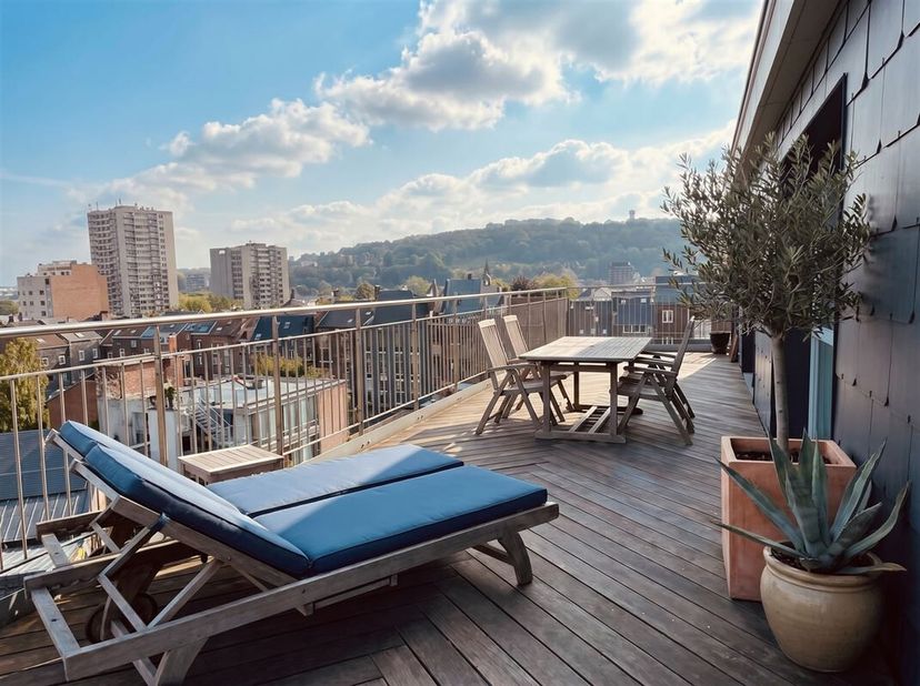 Dans le quartier historique de Liège, un penthouse d'une chambre avec une magnifique terrasse de 30m2 et un emplacement de parking. <br />
Son hall d'
