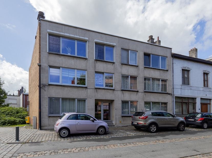 Situé au premier étage d'un petit immeuble bien entretenu, cet appartement spacieux bénéficie d'un emplacement central particulièrement recherché. Il