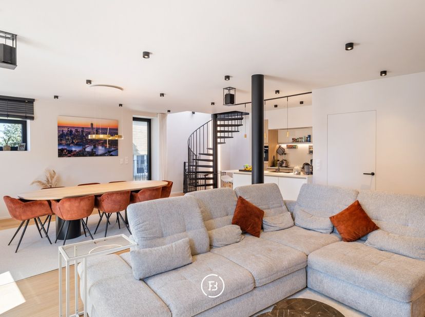 Deze exclusieve duplex ligt vlak bij de markt van Wemmel en is afgewerkt met veel maatwerk en oog voor detail. Het appartement combineert comfort, rui