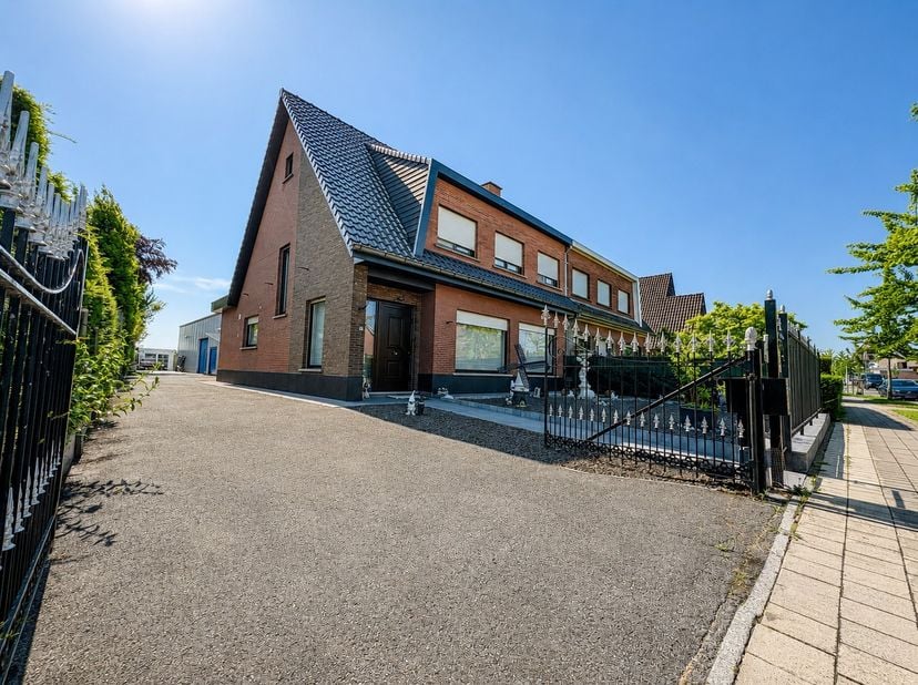 Deze instapklare woning met loods biedt ruime mogelijkheden voor zelfstandigen, ondernemers, … die op zoek zijn naar ruime opslag- en stockagemogelijk