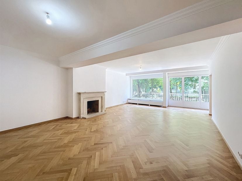 Sur l’avenue de Tervueren, dans le quartier Léopold II, superbe appartement de 4 chambres avec terrasses de ± 225m² situé au 1ER étage d’un immeuble d