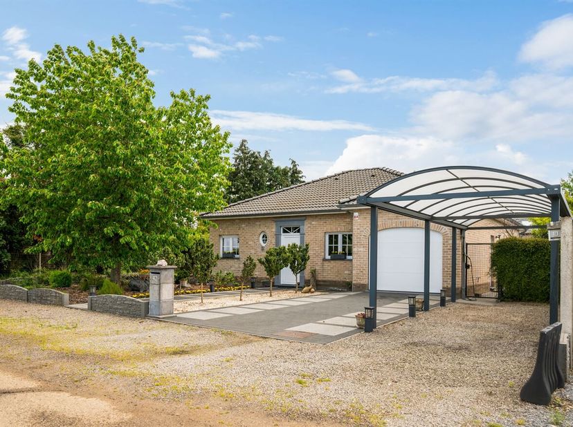 Gelegen in een rustige woonomgeving in Meensel-Kiezegem, deelgemeente van Tielt-Winge. De woning geniet van een vlotte verbinding via de E314 richting