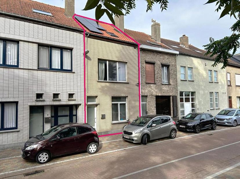 Instapklare woning op een mooie locatie, bestaande uit een ruime inkomhal, een gezellige leefruimte met eet- en zithoek, een volledig uitgeruste keuke