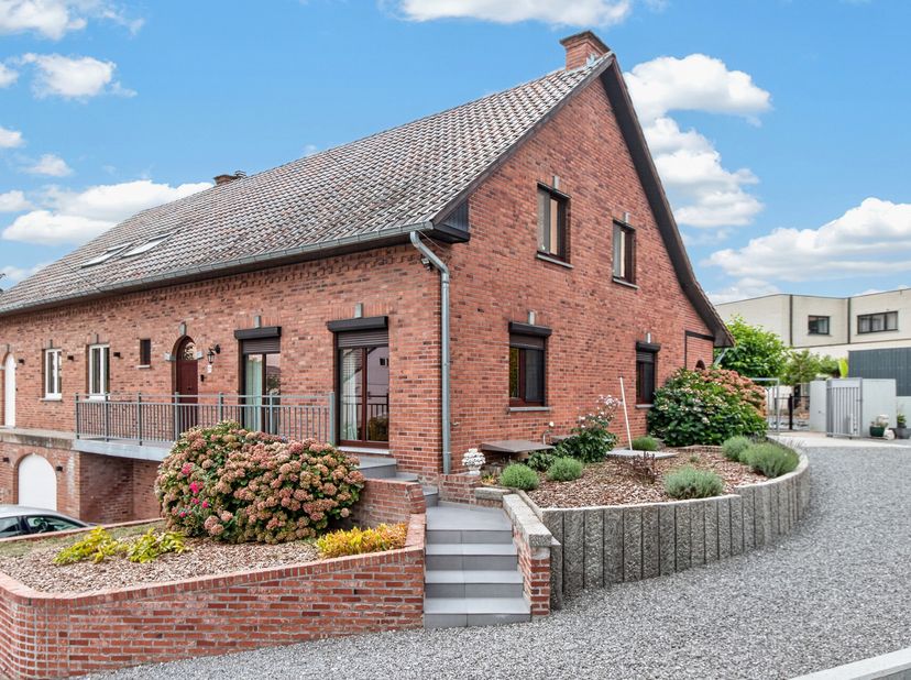 HALFOPEN BEBOUWING + 3 SLK + GARAGE + VERANDA + TERRAS + TUIN + EPC label C<br />
Op een rustige landelijke ligging ligt deze degelijk gebouwde en zee