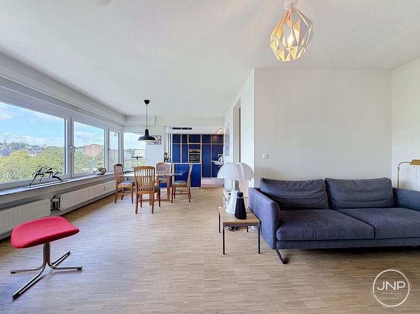 JNP Immobilier a le plaisir de vous présenter ce superbe appartement moderne face au parc d'Avroy. Situé au 7ème étage d'un immeuble avec ascenseur, c