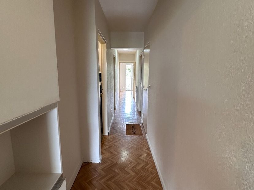 Gezellig appartement met 2 slaapkamers te huur in Lommel:Indeling: inkomhal, woonkamer, keuken, badkamer, berging, apart toilet, slaapkamer 1, slaapka