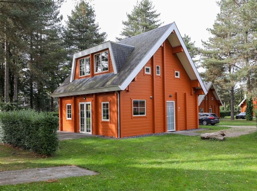 Gezellige vakantiewoning in luxe park "Mooi Zutendaal" met 3 ruime slaapkamers en sauna - investering<br />
<br />
Ligging :<br />
+ Gelegen in het