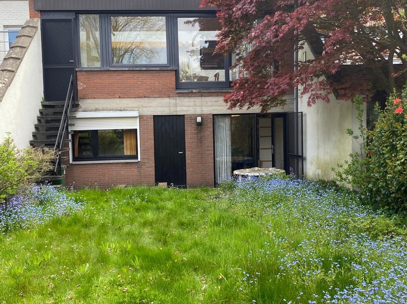 Authentieke, jaren ’70 bel-étage met 3 slaapkamers (+ 2 bureau-ruimtes), garage en tuin in het groene en gegeerde Hove. Het huis is licht (oost-west,