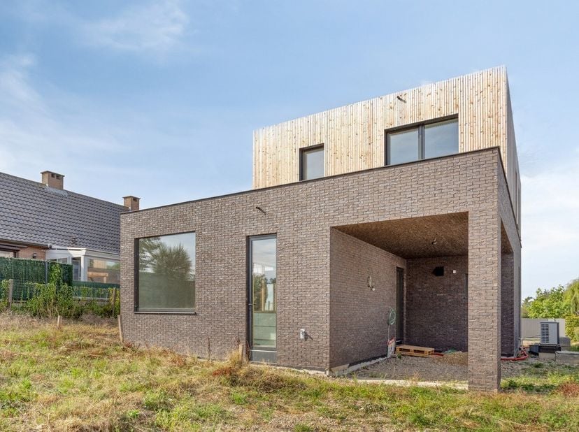 Villa moderne et économe en énergie. Idéalement située près du centre de Lennik et à quinze minutes de Halle. Grâce à ses grandes fenêtres, il y a une