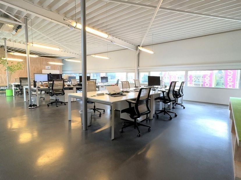 650m² commercieel gelegen kantoren/showroom met 14 bovengrondse parkeerplaatsen<br />
Ligging: visibiliteit langs Kortrijksesteenweg (Gent-Deinze), aa