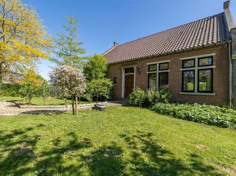 Sommige woningen hebben ruimte. Andere hebben karakter. Deze vrijstaande villa in Assent combineert beide op een manier die zelden voorkomt.<br />
De