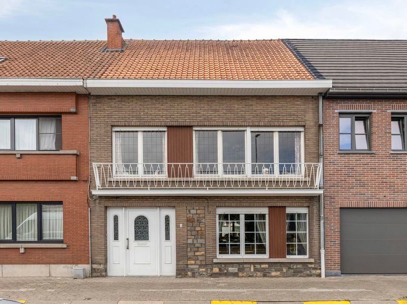 Vous recherchez une maison solide à laquelle vous pouvez apporter votre touche personnelle ? Facilement accessible, à proximité des commerces, des tra