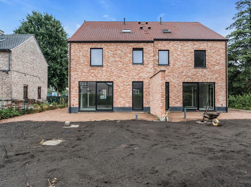 Aan de Koolmijnlaan in Beringen wordt deze stijlvolle nieuwbouw pastorijwoning aangeboden, een halfopen bebouwing waar ruimte, karakter en modern woon
