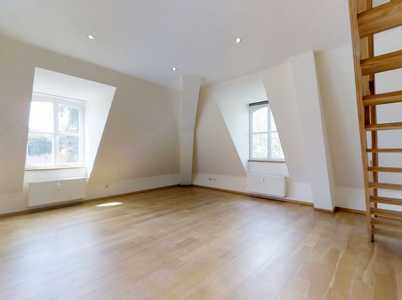 Au cœur d’Enghien, découvrez cet appartement spacieux et lumineux niché au sein d’une résidence de standing. Il offre 3 chambres, un bureau pouvant fa
