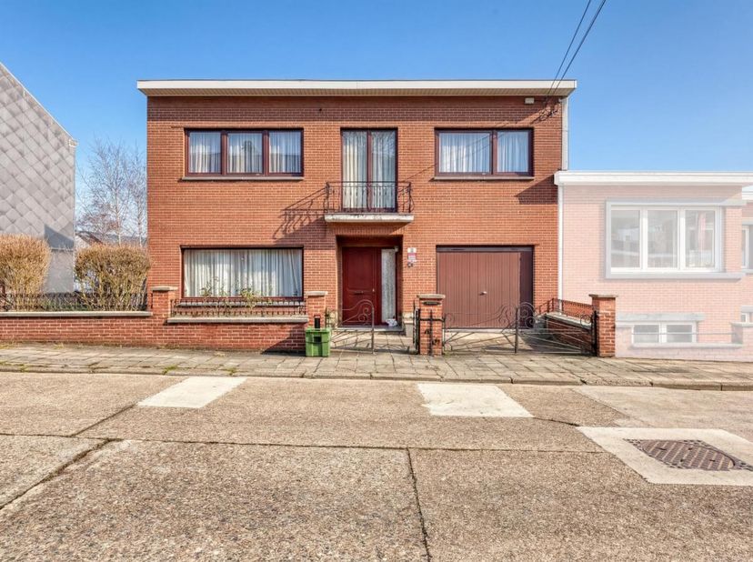 MAISON AVEC JARDIN ET GARAGE DE 345M²<br />
<br />
Maison datant de 1977, comprenant :<br />
Au rez-de-chaussée : hall d'entrée avec cage d'escalier,