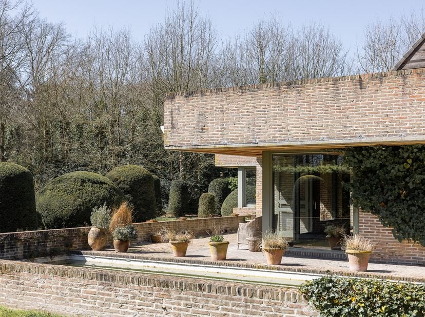 Cette impressionnante villa, conçue en 1980 par le célèbre architecte Degeyter, offre une opportunité unique à ceux qui apprécient une architecture au