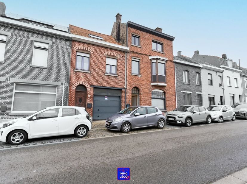 Logement 1 : Appartement rez-de-chaussée avec extérieur :<br />
Vaste et lumineuse pièce de vie (salon, salle à manger), cave, grande extension desser