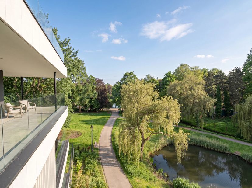 Victoire Junot vous propose ce magnifique appartement de 139 m² jouissant de 2 terrasses totalisant une surface de 42 m², idéalement situé à Auderghem